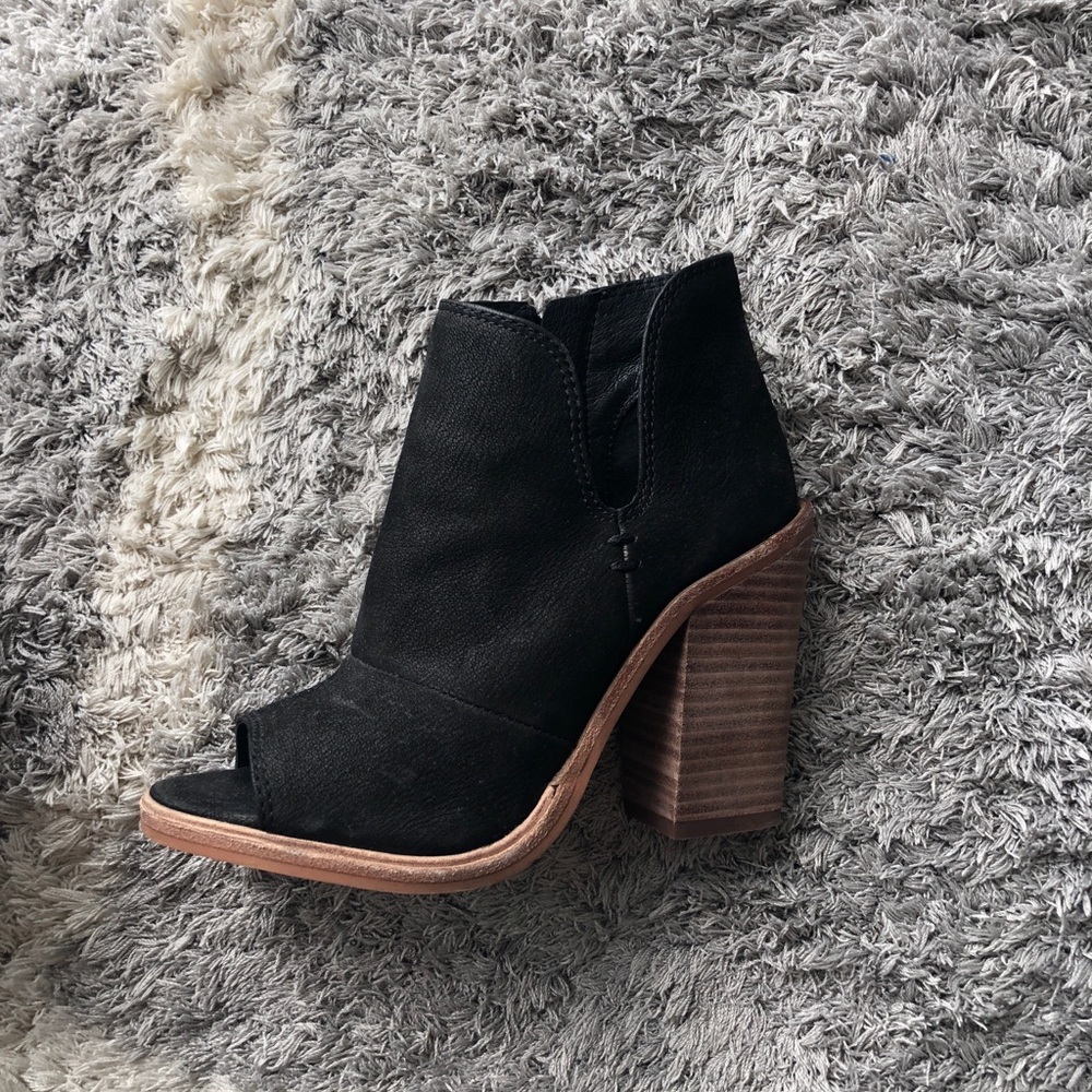 Women’s heels size 4.